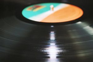 Read more about the article 5 Easy Listening Jazz Guitar Albums You Can Play Without Getting Kicked Out Of The House By Your Girlfriend!